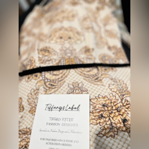 TIFFANYSLABEL IVORY/GOLD/BLACK VINTAGE STYLE DRESS WITH BLACK EMBROIDERED TRIM - Picture 7 of 9